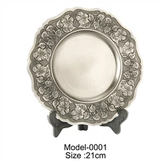 Kullatud metallist suveniirtaldrik puidust alusriiulitega